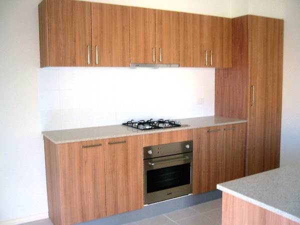 IMMACULATE THREE BEDROOM TOWNHOUSE Picture 2