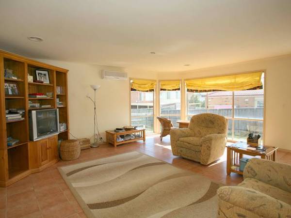 PERFECT INVESTMENT OPPORTUNITY OR FIRST HOME BUYER PROSPECT Picture 3