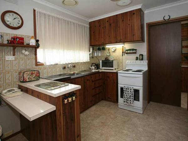 PEREFECTLY POSITIONED TOWNHOUSE IN THE VILLAGE'S HEART Picture 2