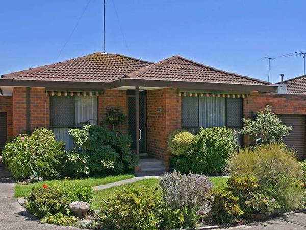 PEREFECTLY POSITIONED TOWNHOUSE IN THE VILLAGE'S HEART Picture 1