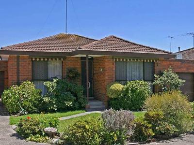 PEREFECTLY POSITIONED TOWNHOUSE IN THE VILLAGE'S HEART Picture