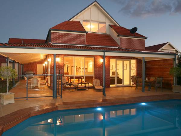 PRESTINE PRESENTATION WITH QUALITY CONSTRUCTION Picture 2