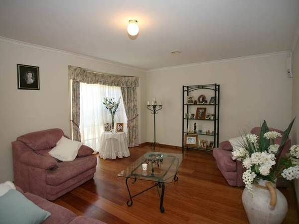 WALK TO THE PRIMARY SCHOOL, SHOPS & PARK... Picture 2