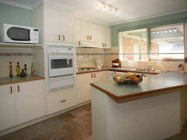 WALK TO THE PRIMARY SCHOOL, SHOPS & PARK... Picture 3