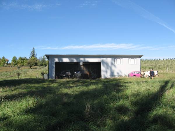 ARCHITECTURAL EXECUTIVE HOME Picture 2