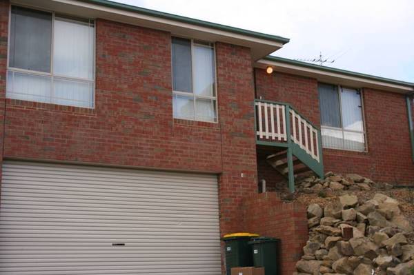 NEAR NEW 3 BEDROOM TOWNHOUSE Picture 1