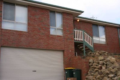 NEAR NEW 3 BEDROOM TOWNHOUSE Picture