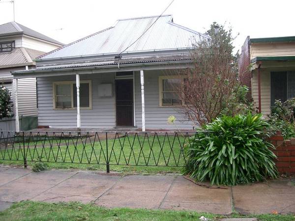 CLOSE TO MAIN STREET Picture 1