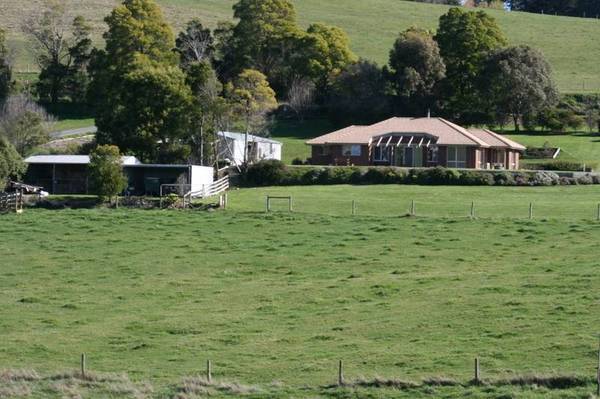 Peaceful Rural Setting On The Edge Of Town Picture 1