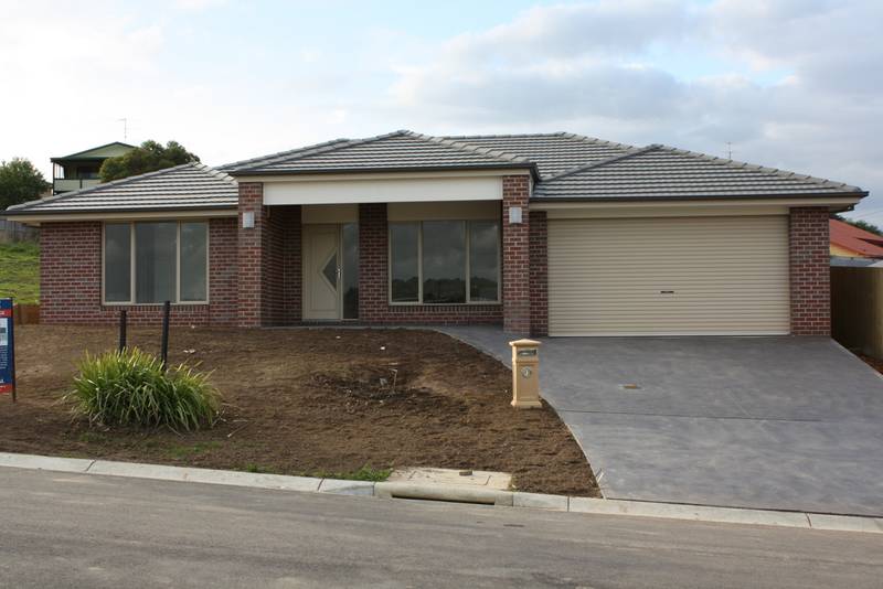 BRAND NEW & READY FOR LIVING NOW ! Picture 1