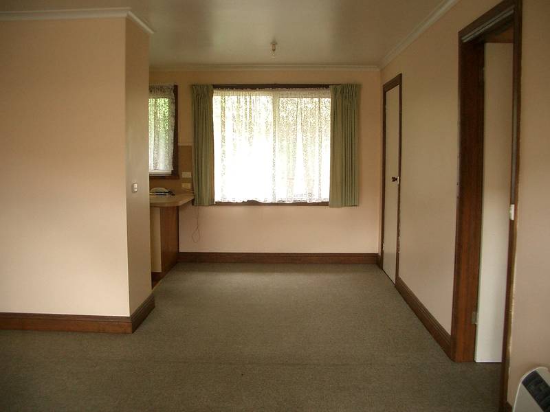 Neat 1 Bedroom Unit Picture 3