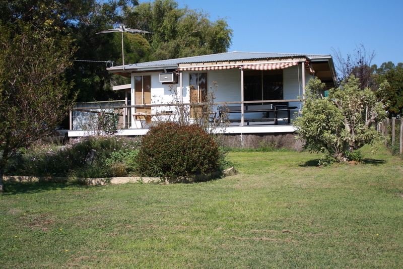 3 BEDROOM HOME IN LOCH Picture 1