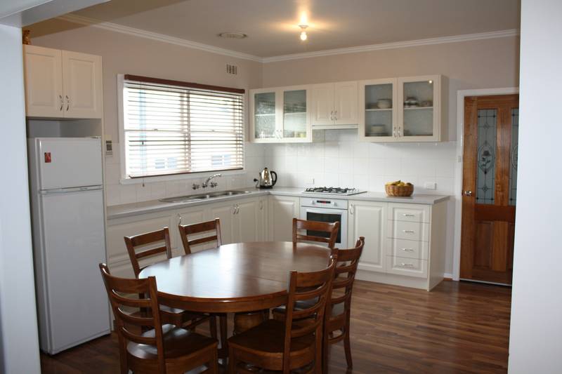 SUPERBLY PRESENTED ! Picture 2