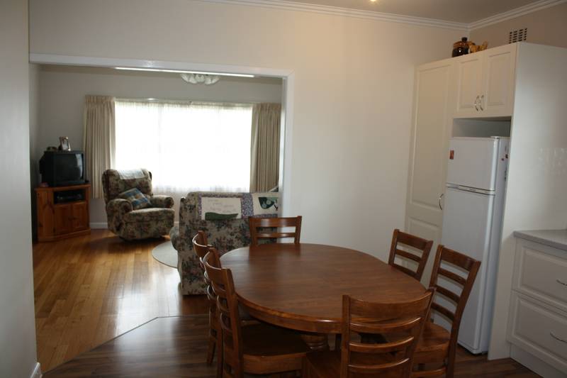 SUPERBLY PRESENTED ! Picture 3