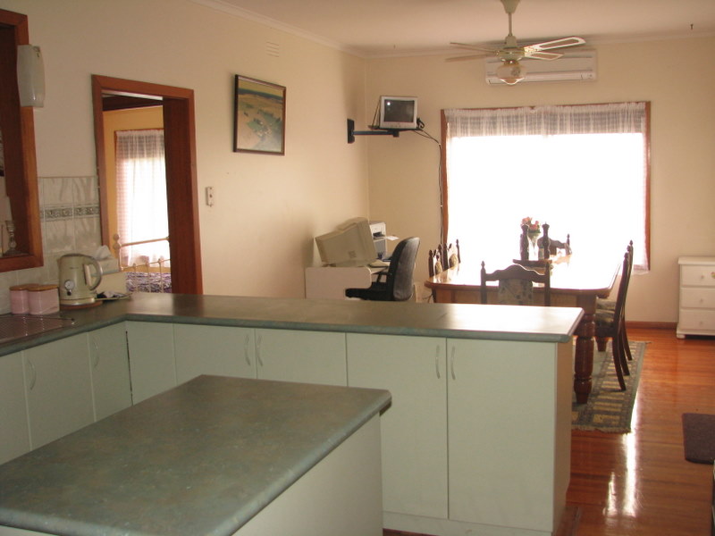 ROOM FOR THE WHOLE FAMILY ! Picture 2