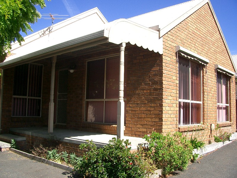 LARGE UNIT CLOSE TO THE MAIN STREET Picture 1