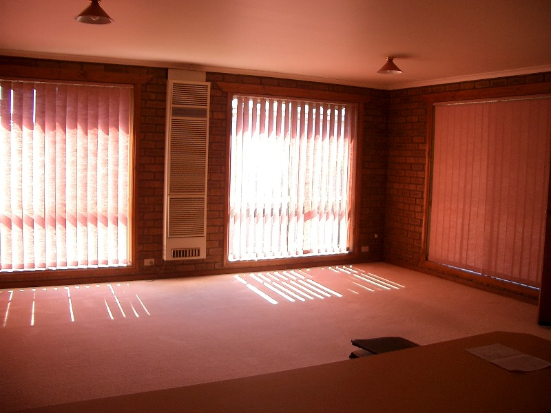 LARGE UNIT CLOSE TO THE MAIN STREET Picture 3