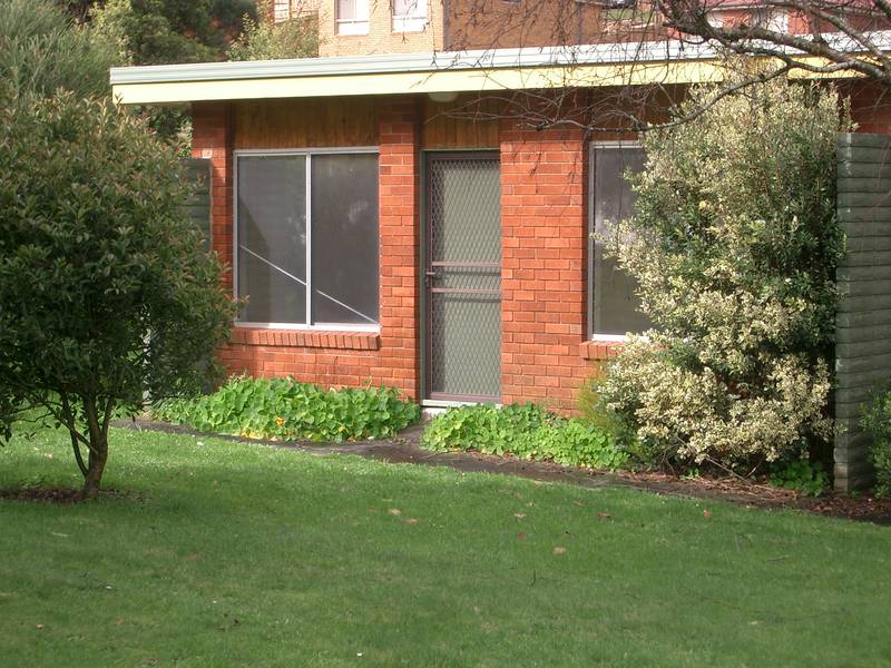 A BLOCK OF 4 UNITS ! Picture 1