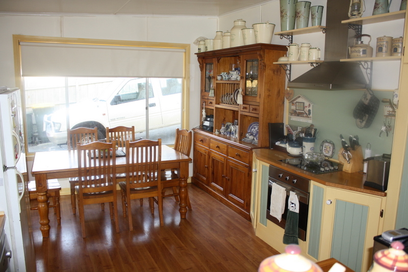 4 BEDROOM COTTAGE Picture 2