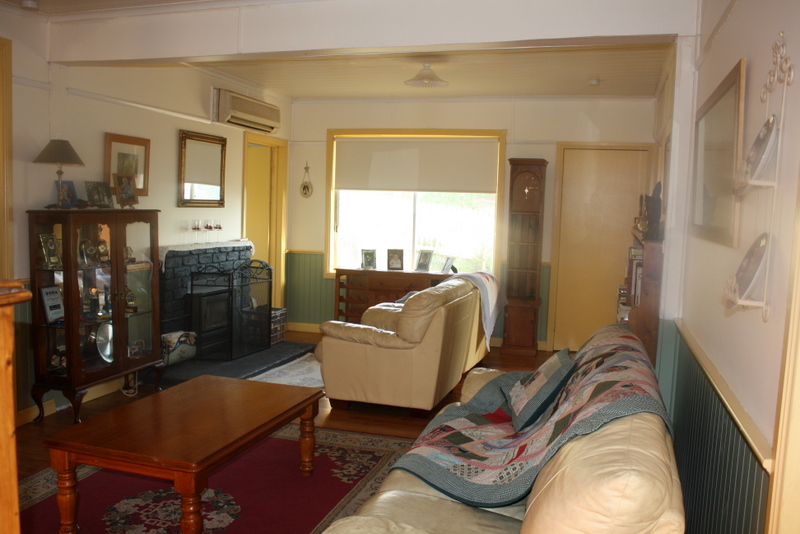 4 BEDROOM COTTAGE Picture 3