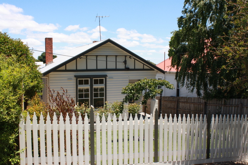 CUTE 2 BEDROOM COTTAGE Picture 3