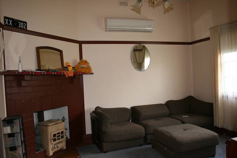 CLOSE TO THE MAIN STREET Picture 2