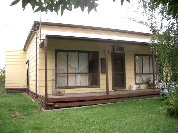 3 BEDROOM FAMILY HOME Picture 1