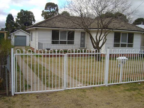 WELL PRESENTED HOME Picture 1