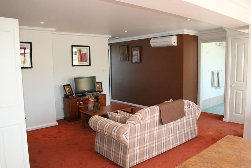 133a Woodward Street Picture 3