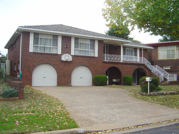 SPACIOUS HOME IN CALARE Picture 1