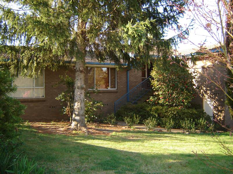 Quality split level 4 bedroom home Picture 1