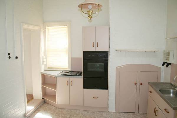 PRIME LOCATION CLOSE TO CBD & TAFE Picture 3