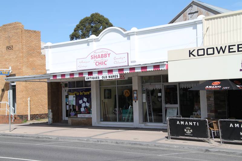 BUSY COMMERCIAL LOCATION! Picture 1