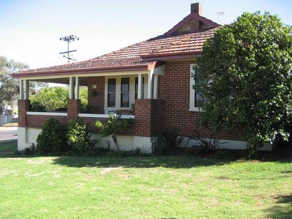 All You Need Do is Move In..... Picture 2