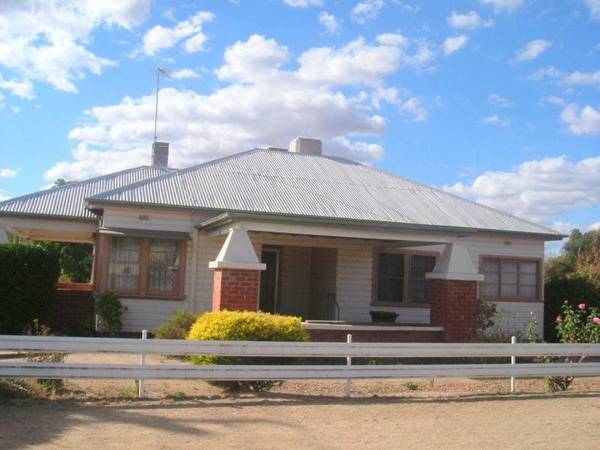 Central Location - Great Potential Picture 1