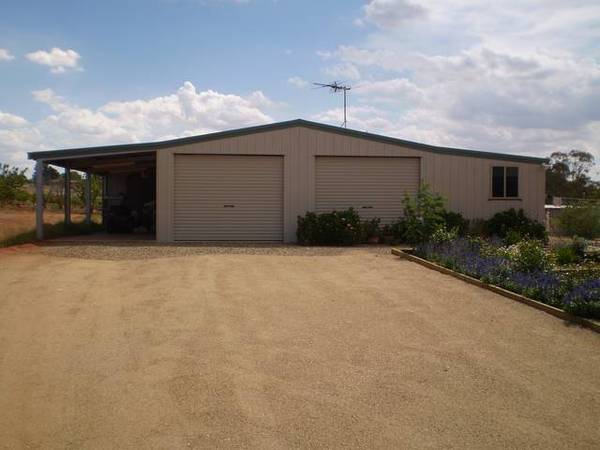 Country Living, only minutes to town. Picture 2