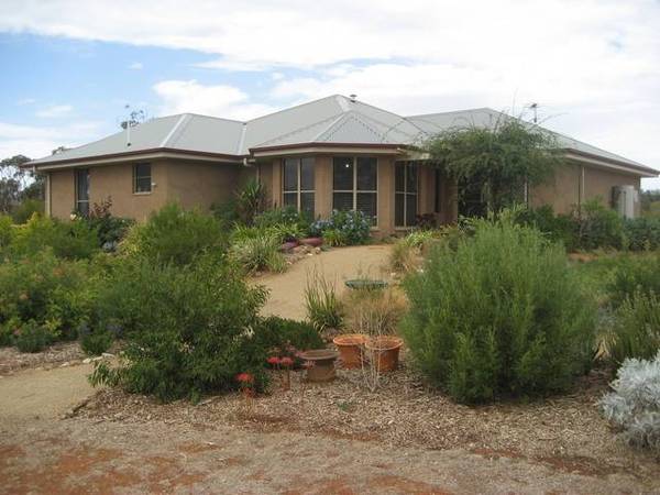 Country Living, only minutes to town. Picture 1