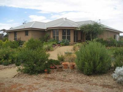 Country Living, only minutes to town. Picture