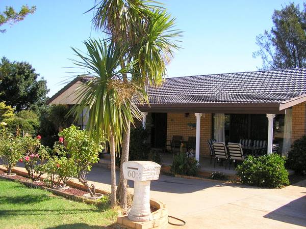 Excellent Street Appeal! Picture 2