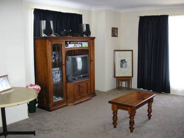 Modern Family living Picture 3