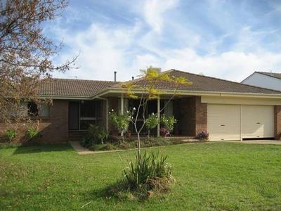 Quiet Location - Heaps of Space - Comfortable Family Home Picture Quiet Location - Heaps of Space - Comfortable Family Home Picture