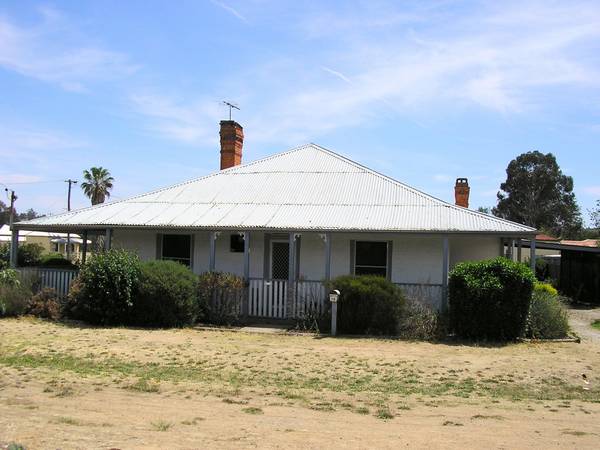 Walk to Shops Picture 1