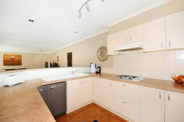 TOTAL PACKAGE IN PREMIER LOCATION Picture 2