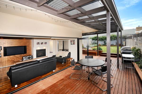 LUXURY TOWNHOUSE IN QUIET COURT LOCATION Picture