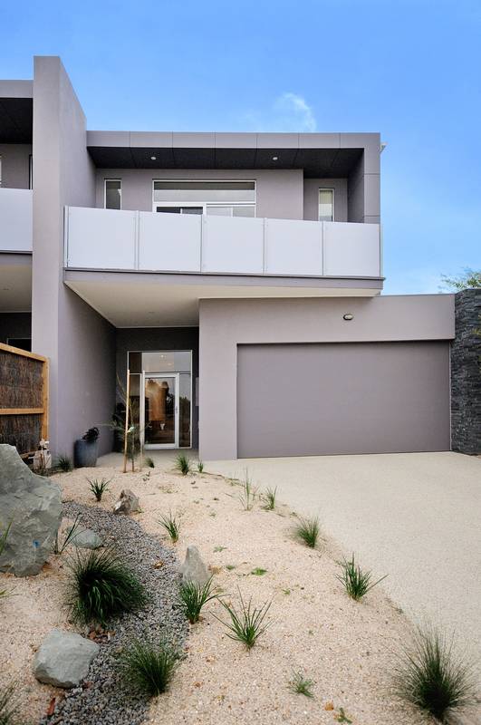 MODERN TOWNHOUSE WITH OCEAN VIEWS Picture 1