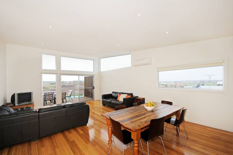 MODERN TOWNHOUSE WITH OCEAN VIEWS Picture 3