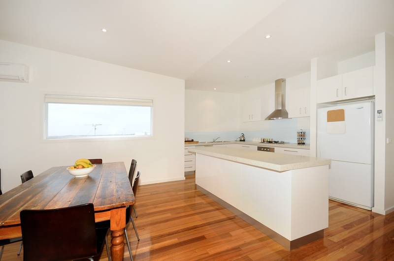 MODERN TOWNHOUSE WITH OCEAN VIEWS Picture 2