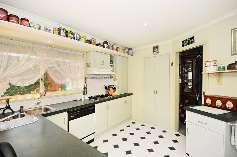 LOW MAINTENANCE LIFESTYLE AWAITS Picture 2