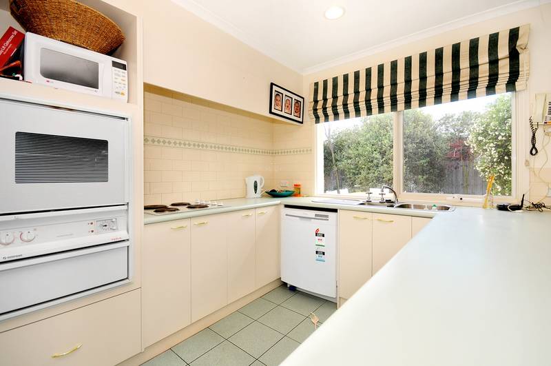 SUN FILLED CONTEMPORARY HOME Picture