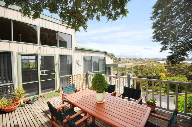 STUNNING HOME, STUNNING OUTLOOK Picture 3